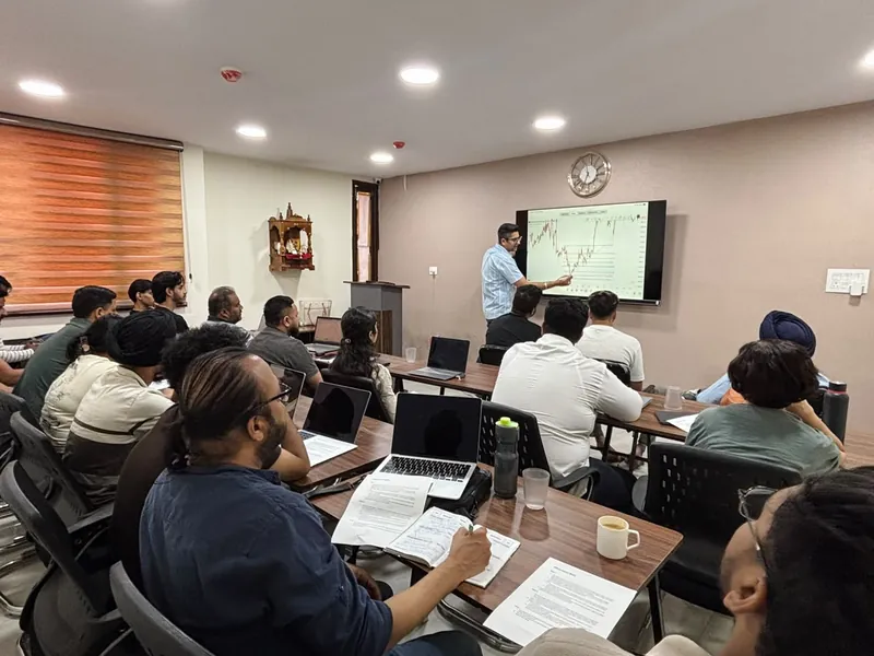 A Wise Bucks mentor teaching a full classroom of students at laptops and notebooks, Chandigarh
